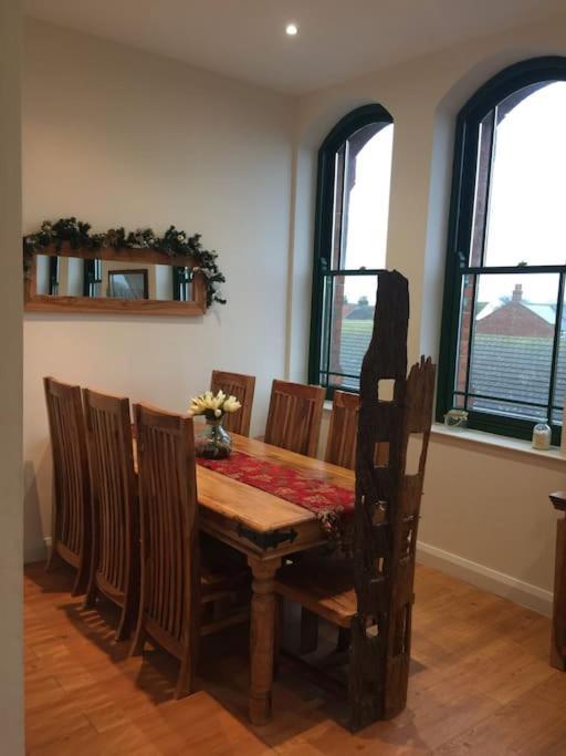 Converted Chapel Filey Floor To Ceiling Arch Window Luaran gambar